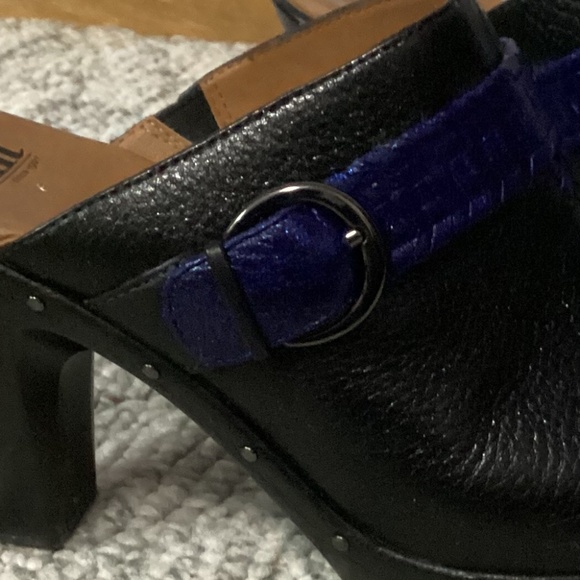 Sofft Leather Clogs - Picture 3 of 7